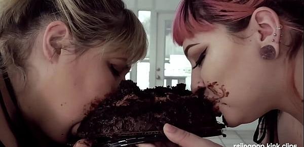  Fat lesbian messy cake makeout stuffing